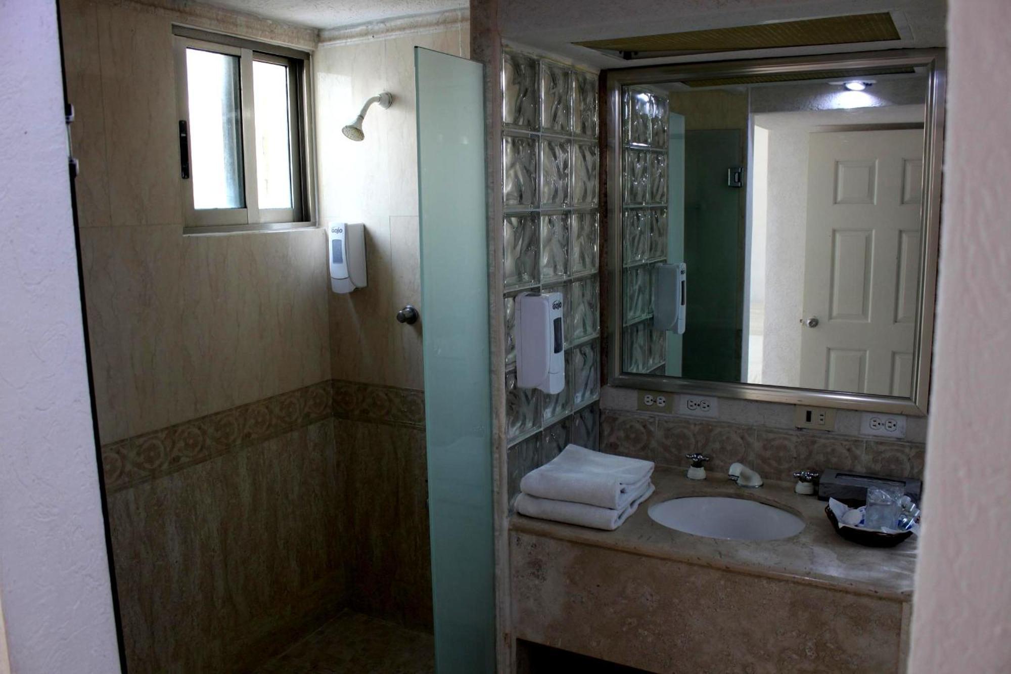 Hotel Plaza Caribe Канкун Экстерьер фото