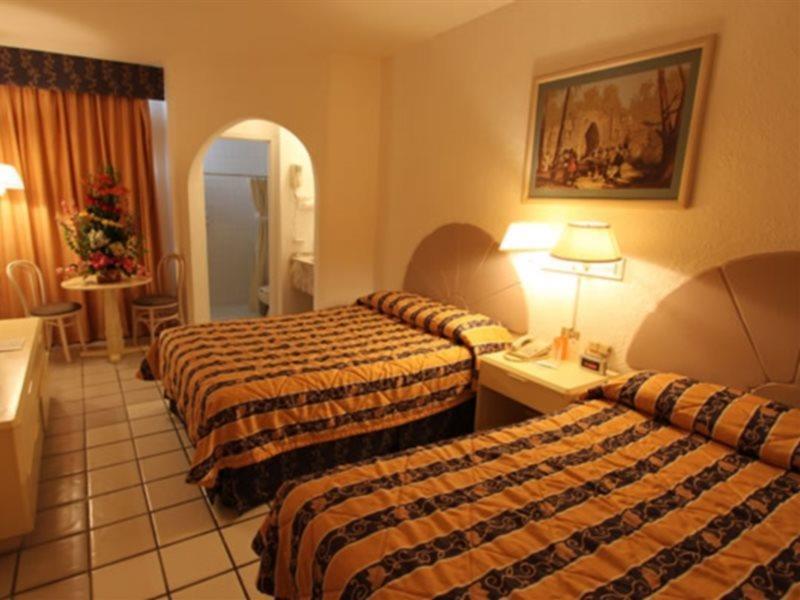 Hotel Plaza Caribe Канкун Экстерьер фото